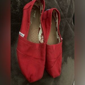 Red toms size 8